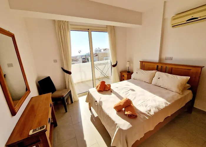 Top Floor 2 Bedroom Apartment E101, 3 Pools, Sea View, Free Wifi