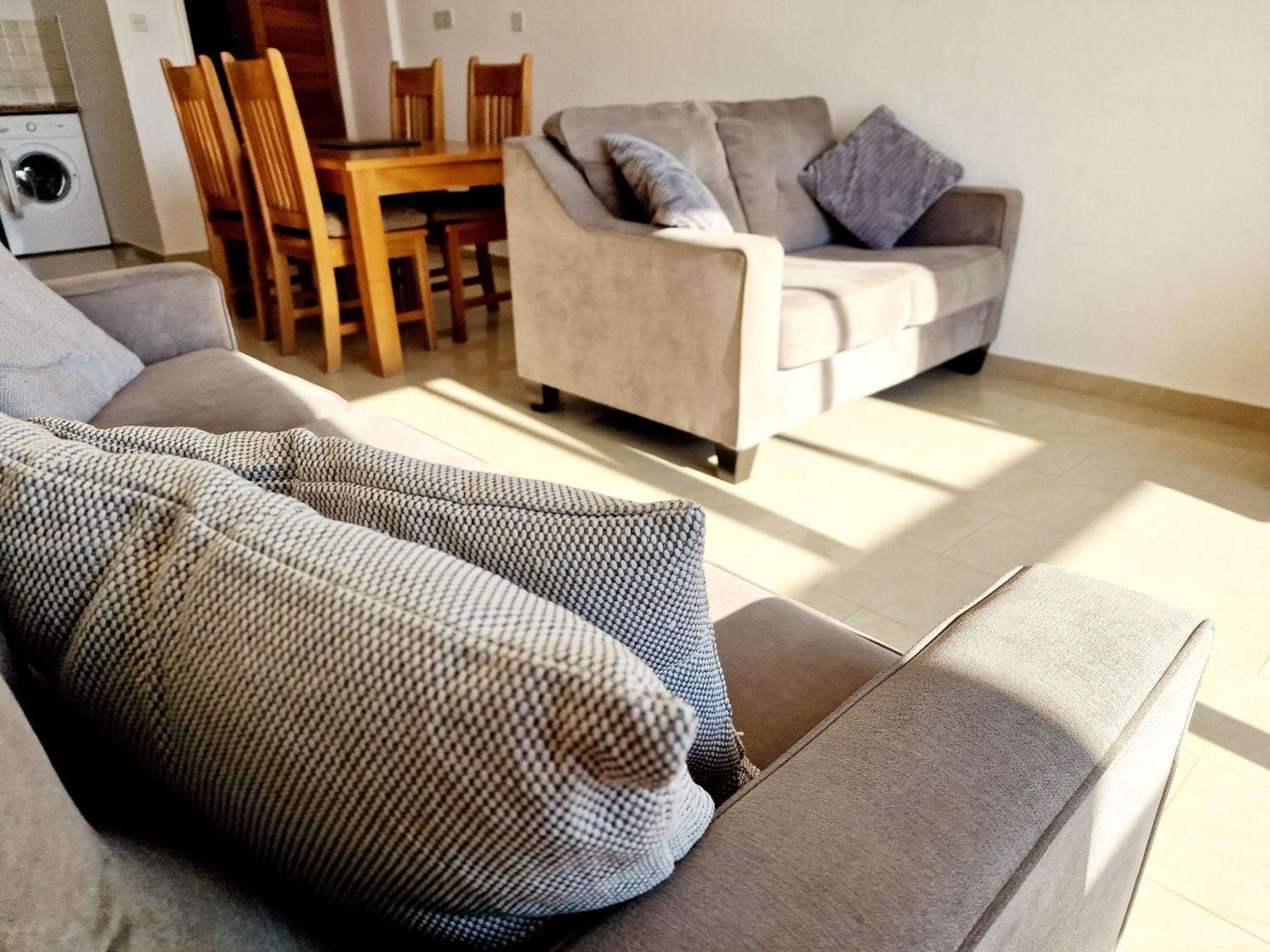 Floor 2 Bedroom E101, 3 Pools, Sea View, Free Wifi Apartment *